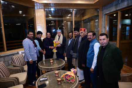 Omar Abdullah meets Parliamentary panel on energy at Gulmarg ski resort