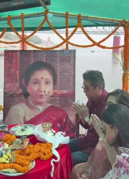 Zanai Bhosle fulfills Asha Bhosle’s last wish, immerses her ashes in the Ganga at Varanasi