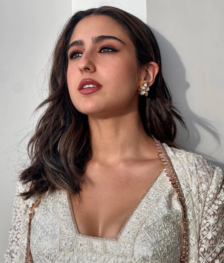 Sara Ali Khan shares glimpse of her ‘raat bhar shoot’, shares team selfie at 2:43 AM from set