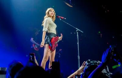 Taylor Swift slipped a private note for Anne Hathaway at Eras Tour