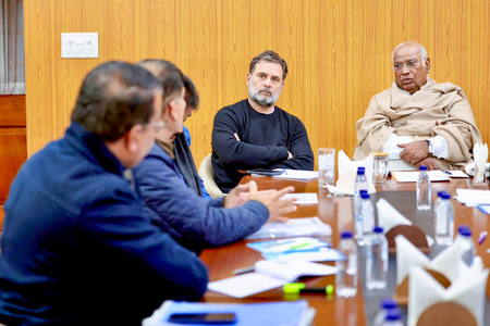 Congress leadership to take a final call today as Kerala CM race peaks