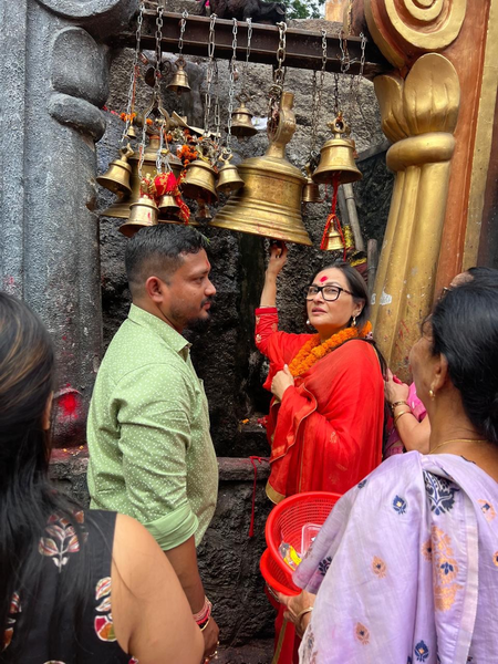 Jaya Prada prays at the Kamakhya Temple, wishes for happiness & prosperity