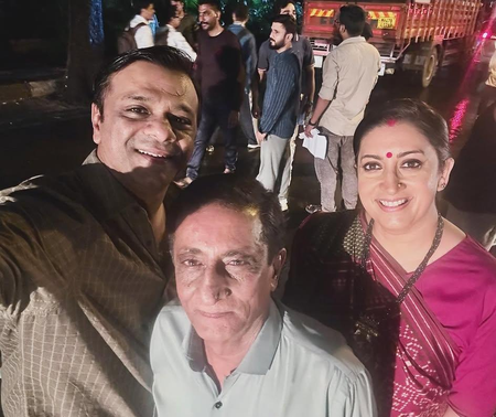 ‘Baga’ aka Tanmay Vekaria bumps into Smriti Irani after 15 years, recalls their fond memories from Maniben.com