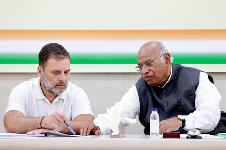 Discussions underway at Kharge’s residence as Congress to announce next Kerala CM