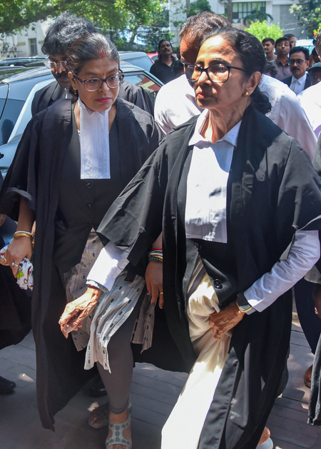 Mamata Banerjee claims she was assaulted by some advocates within Calcutta HC premises