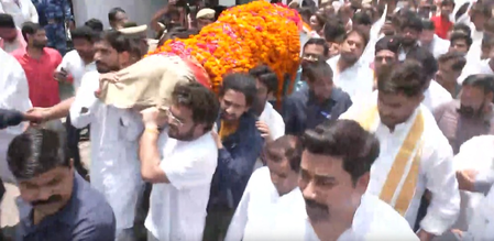 Prateek Yadav’s father-in-law lights funeral pyre, Akhilesh bids final farewell
