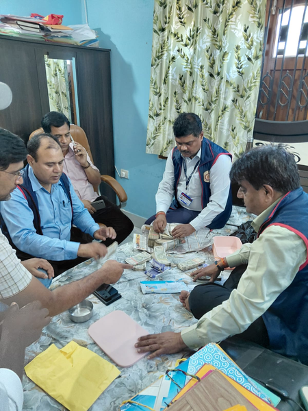 Bihar EOU raids executive engineer in Rs 2 Crore disproportionate assets case, 40 lakh recovered