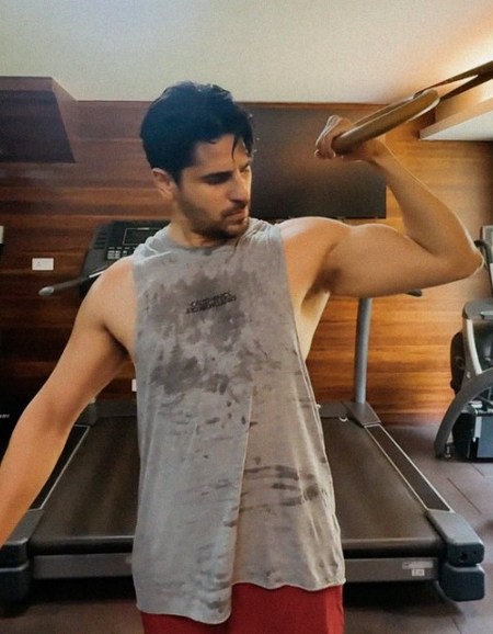 Sidharth Malhotra shells out mid-week fitness motivation: Muscle & hustle