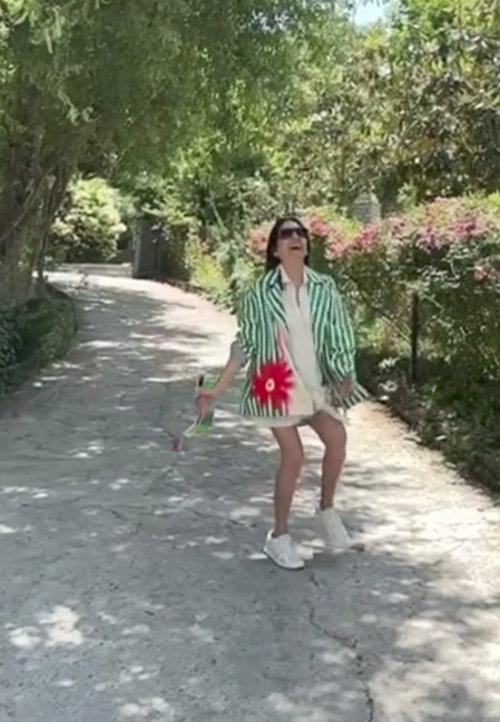 Neena Gupta says ‘buddhi ho toh kya’ as she enjoys vacation in hot pants