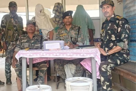 Chaibasa Police bust opium smuggling racket; three held with 20 kg poppy husk, Rs 7 lakh