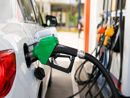 Govt assures adequate fuel availability across Maha, appeals against panic buying