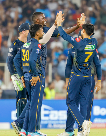 IPL 2026: Holder’s four-for, Siraj’s early strikes restrict PBKS to 163/9 despite Shedge’s blitz