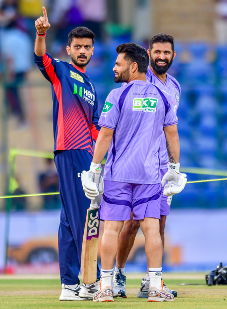 IPL 2026: Unchanged KKR elect to bowl first against DC, Mukesh, Vipraj included