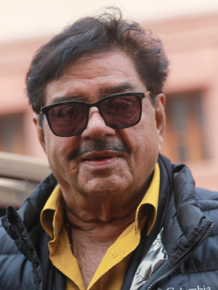 Shatrughan Sinha recalls Dev Anand clapping the loudest for him post a scene, remembers his golden advice