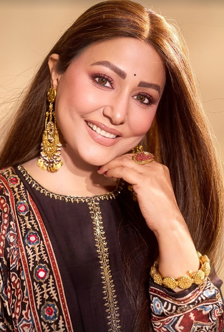 Hina Khan enjoys ‘Aamchi’ Mumbai’s famous vada pav, says ‘nothing like it’
