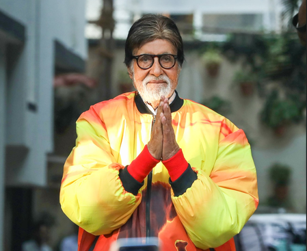 Amitabh Bachchan pens poetic tribute to fans gathering outside Jalsa every Sunday