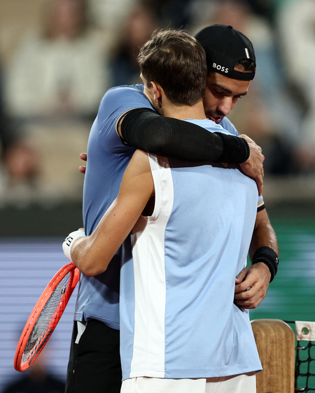 Arnaldi advances to maiden Grand Slam QF at Roland Garros after Berrettini retires