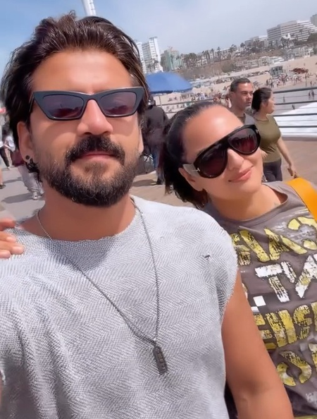 Sonakshi Sinha recreates Shah Rukh Khan’s iconic ‘pyaar dosti hai’ moment with Zaheer Iqbal