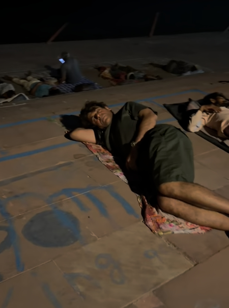 Sunil Grover sleeps on the road near a riverbank amidst many devotees