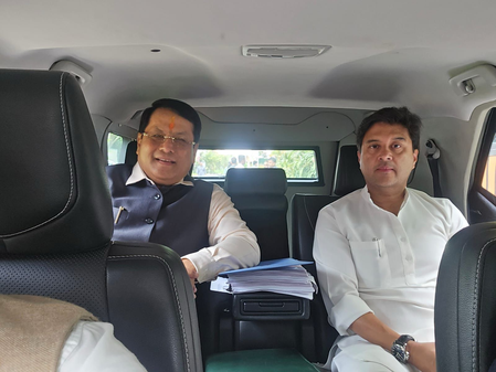 Jyotiraditya Scindia, Sarbananda Sonowal carpool to Cabinet meeting, promote fuel-saving measures