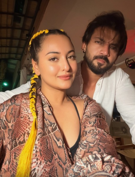 Sonakshi Sinha goes on dinner date with ‘Vasooli Bhai’