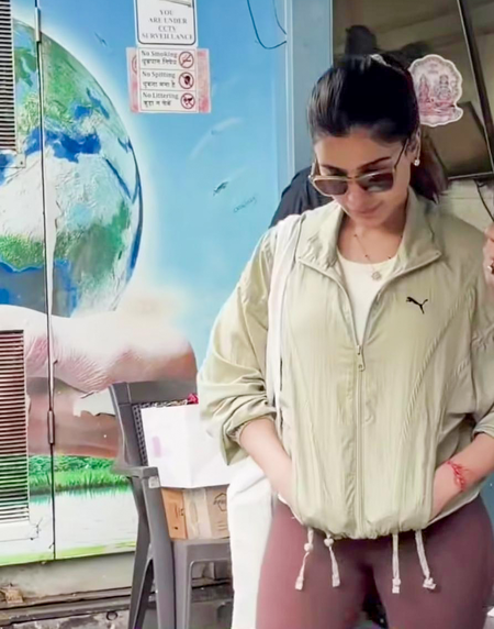 Mommy-to-be Samantha Ruth Prabhu avoids paparazzi, rushes into luxury car