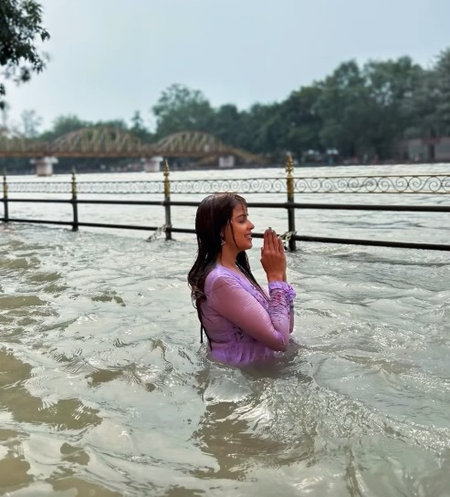 Genelia D’Souza takes a dip in the Ganga, says she ‘remembered Navra’ Riteish Deshmukh on ‘Vat Purnima’