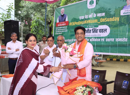Delhi: NDMC V-C Kuljeet Singh Chahal leads tree plantation in B.K. Dutt Colony