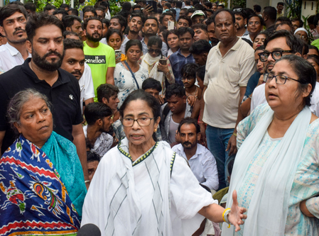 Mamata accuses police of violating HC order, warns of legal action (Ld)
