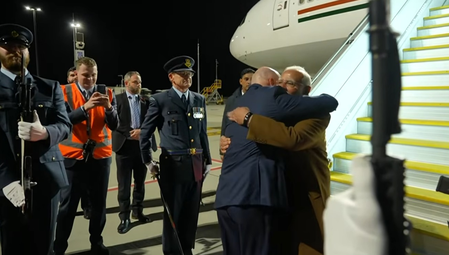 PM Modi arrives in Auckland, New Zealand PM Luxon welcomes him at airport