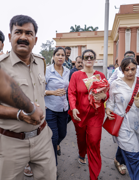 Kajol offers prayers at Kolkata’s iconic Dakshineswar Kali temple
