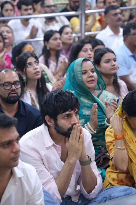 Kartik Aaryan seeks blessings with parents at Mahakaleshwar Temple after National Award win