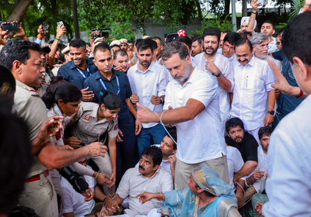 Rahul leads Cong march outside PM’s residence, party MP claims ‘police trying to thwart stir’ (Lead)