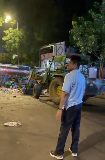 Delhi: NDMC V-C Kuljeet Singh Chahal joins cleanliness drive at Jantar Mantar protest site