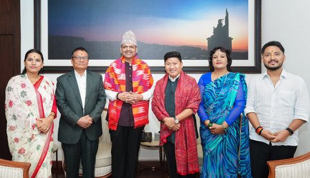 Maha CM, Nepal delegation discuss strengthening bilateral ties