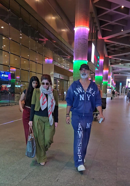 Akshay Kumar’s daughter Nitara hides behind mother Twinkle Khanna seeing paps at Mumbai airport
