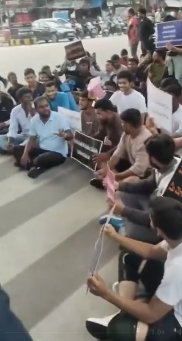 Job aspirants stage flash protest in Hyderabad, demand 20,000 police jobs