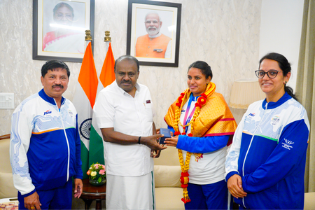 Kumaraswamy felicitates Karnataka para-athlete Shilpa K. Shaila for CWG bronze