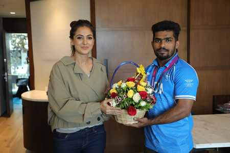 Simran meets Commonwealth Games silver medalist Raja Muthupandi; congratulates weightlifter for feat