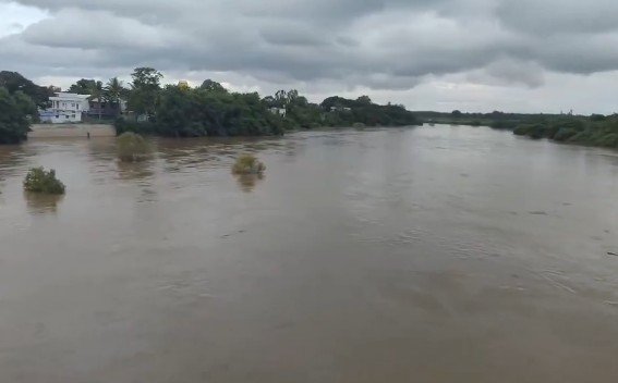 Heavy rains trigger floods in MP, West Bengal; thousands evacuated