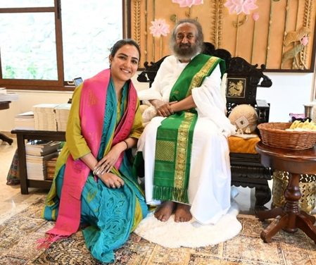 Jasmine Bhasin meets Sri Sri Ravi Shankar, says invitation came when her ‘soul needed it the most’