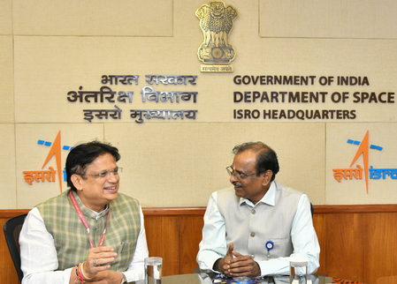 Karnataka minister seeks ISRO support for ‘student–scientist interaction’ at state’s science centres