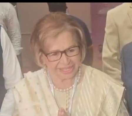 Helen expresses gratitude on behalf of Salim Khan as he receives Raj Kapoor Lifetime Achievement Award