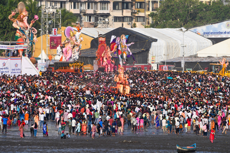 Ganesh Visarjan rush turns hunting ground for thieves in Mumbai; 18 arrested, 192 mobile theft complaints