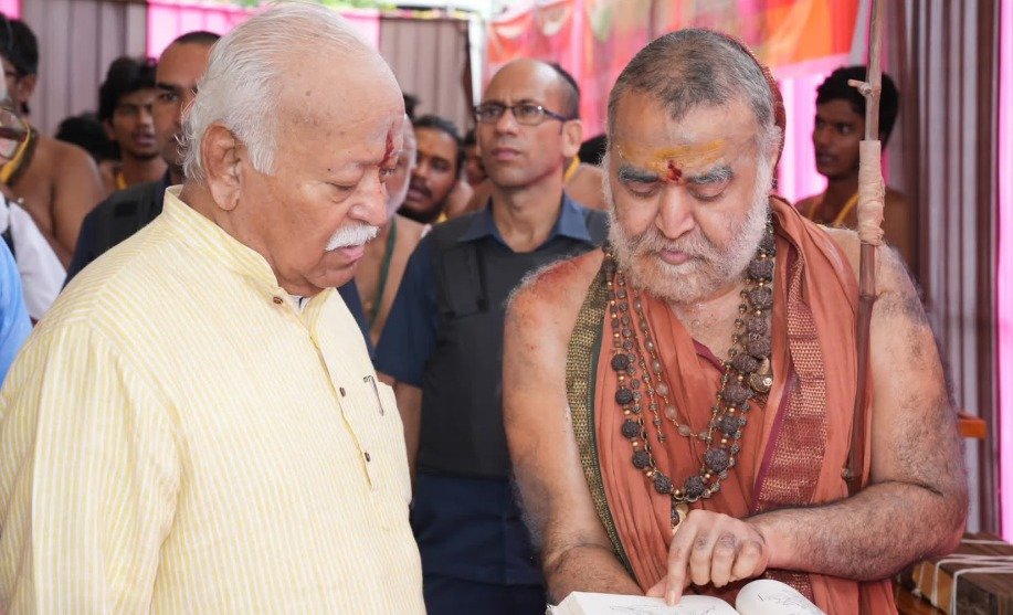 Mohan Bhagwat visits Kanchi Acharyas at Orikkai, attends Vedic rituals