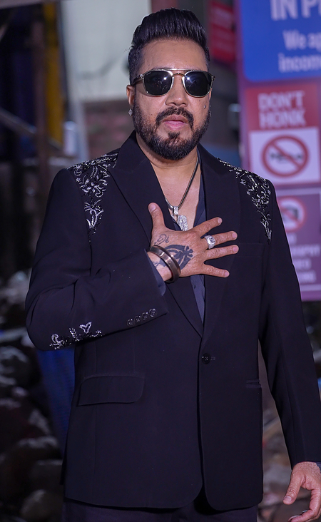 Mika Singh says Daler Mehndi tricked him into believing Big B was messaging him