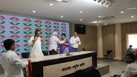 UP AAP women’s wing chief, BSP leader join Congress