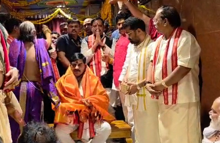 MP CM attends Vijayawada Utsav, offers prayers at Kanaka Durga temple