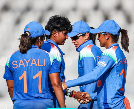 1st ODI: Charani’s four-wicket haul helps India bowl out Zimbabwe for 197 (Lead)