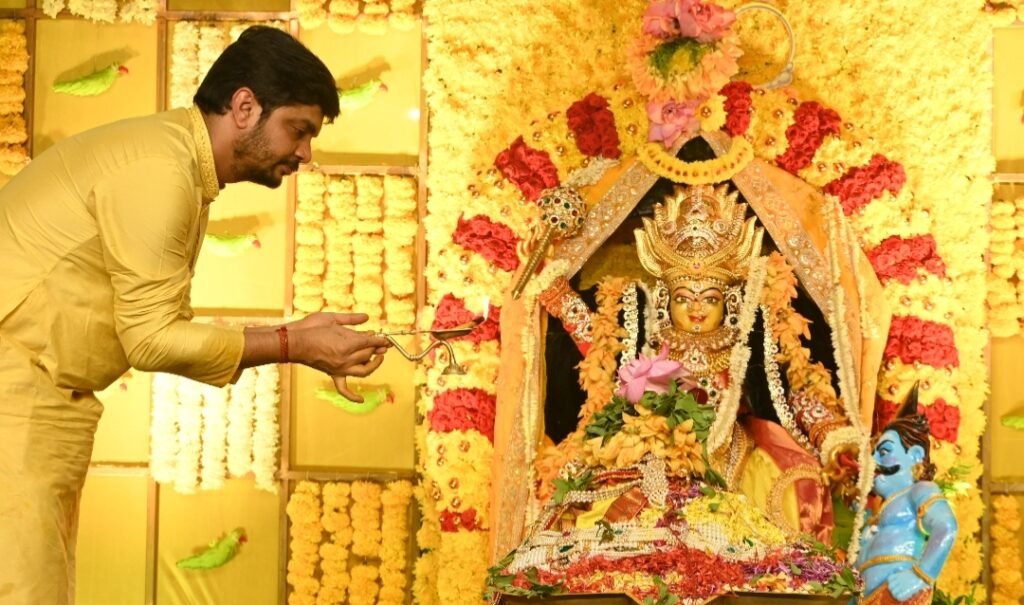Navaratri Festivities: Avadhoota Vinay Guruji Performs Special Devi Puja
